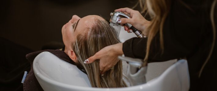 Eine Frau beim Friseur