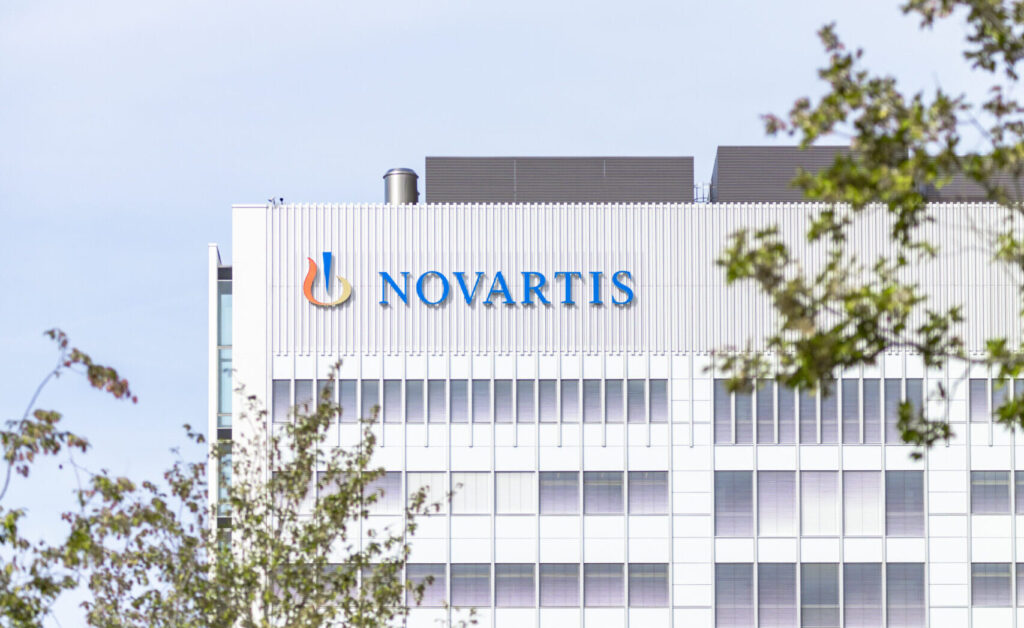 Das Logo von Novartis an einem Gebäude auf dem Campus in Basel