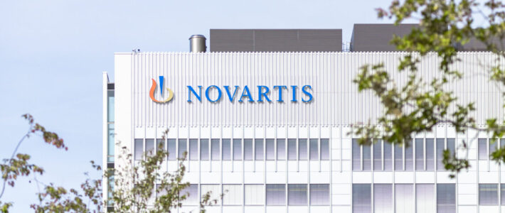 Das Logo von Novartis an einem Gebäude auf dem Campus in Basel