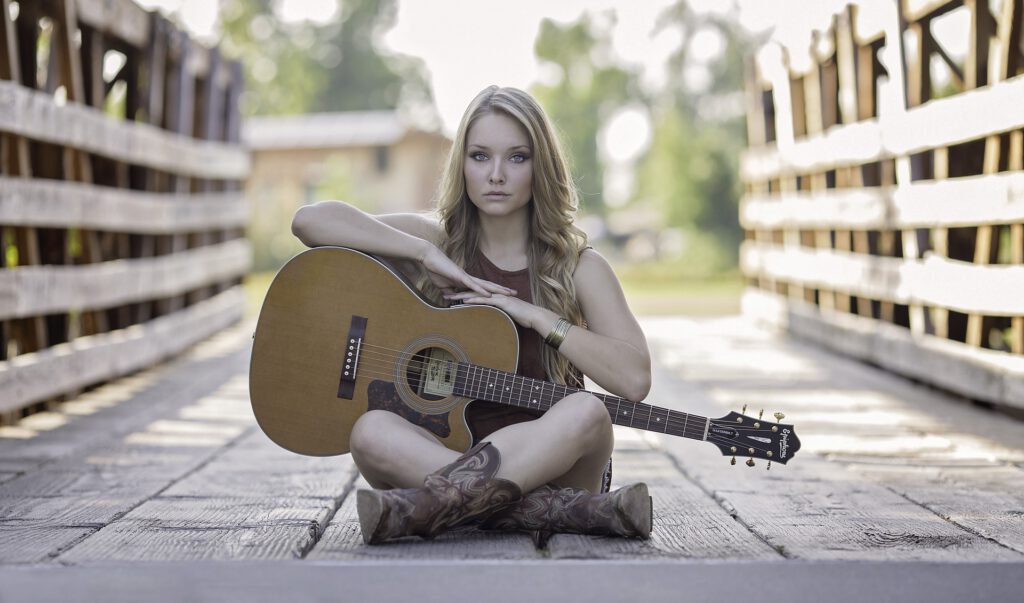 Eine Frau mit einer Gitarre auf einer Brücke