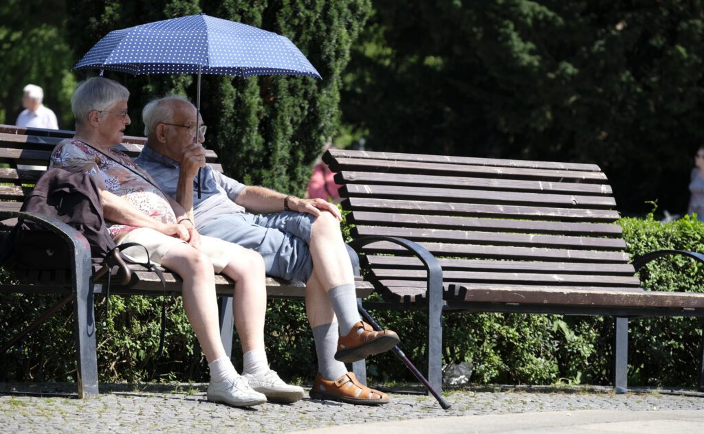 Ein Pensionärspaar auf einen Bank