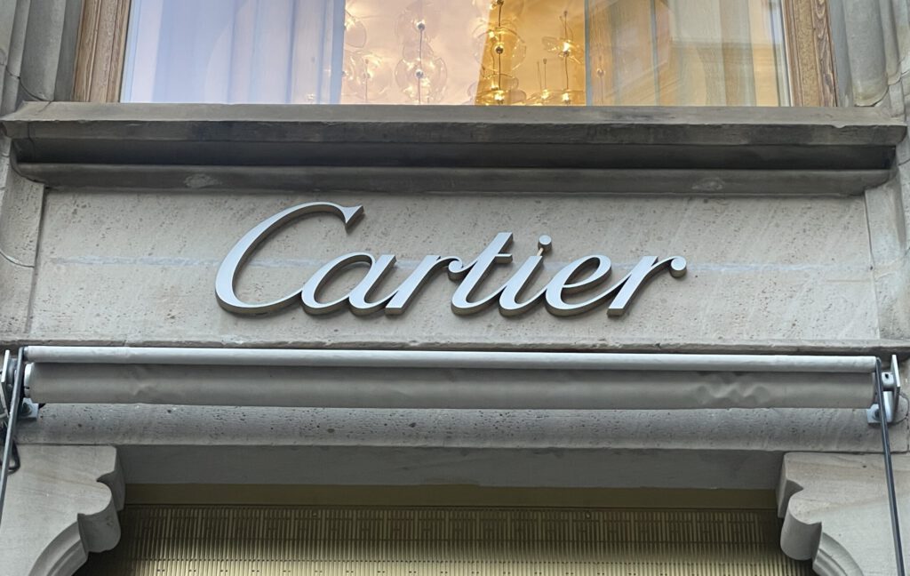 Logo von Cartier an einer Filiale