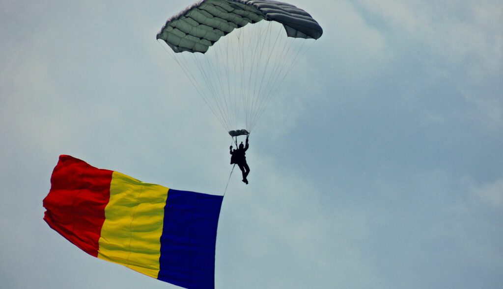 Ein Fallschirmspringer mit Flagge Rumäniens