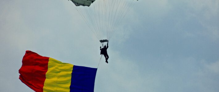 Ein Fallschirmspringer mit Flagge Rumäniens