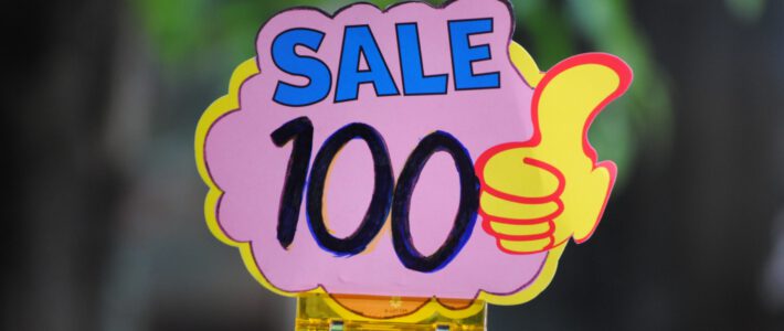 Ein Schild mit Sale und der Zahl 100