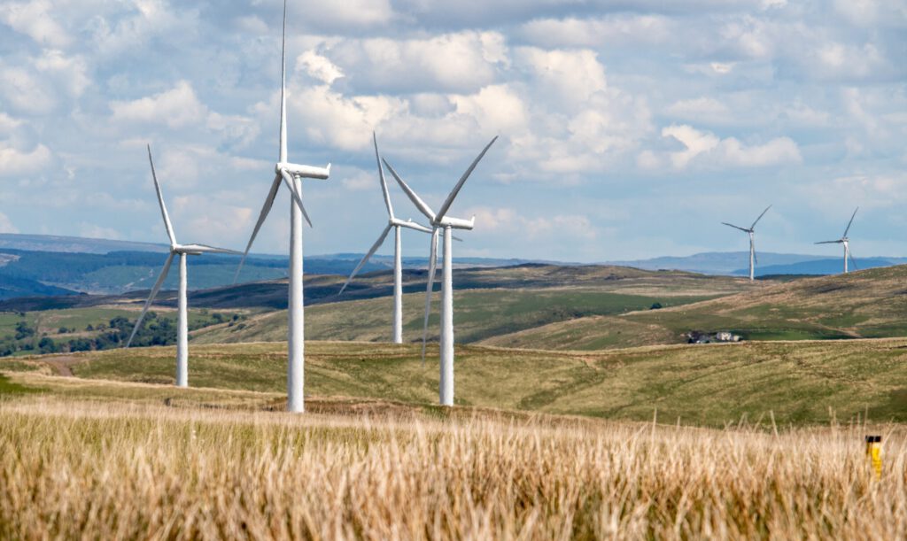 Windräder in einer Landschaft