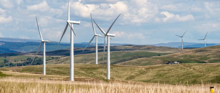 Windräder in einer Landschaft