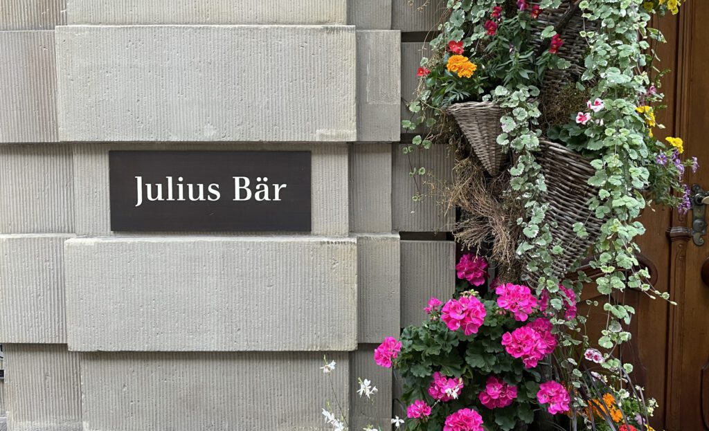 Logo der Bank Julius Bär mit Blumen an einer Filiale