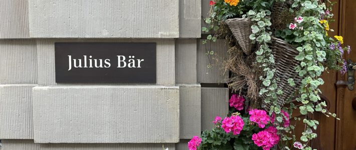 Logo der Bank Julius Bär mit Blumen an einer Filiale