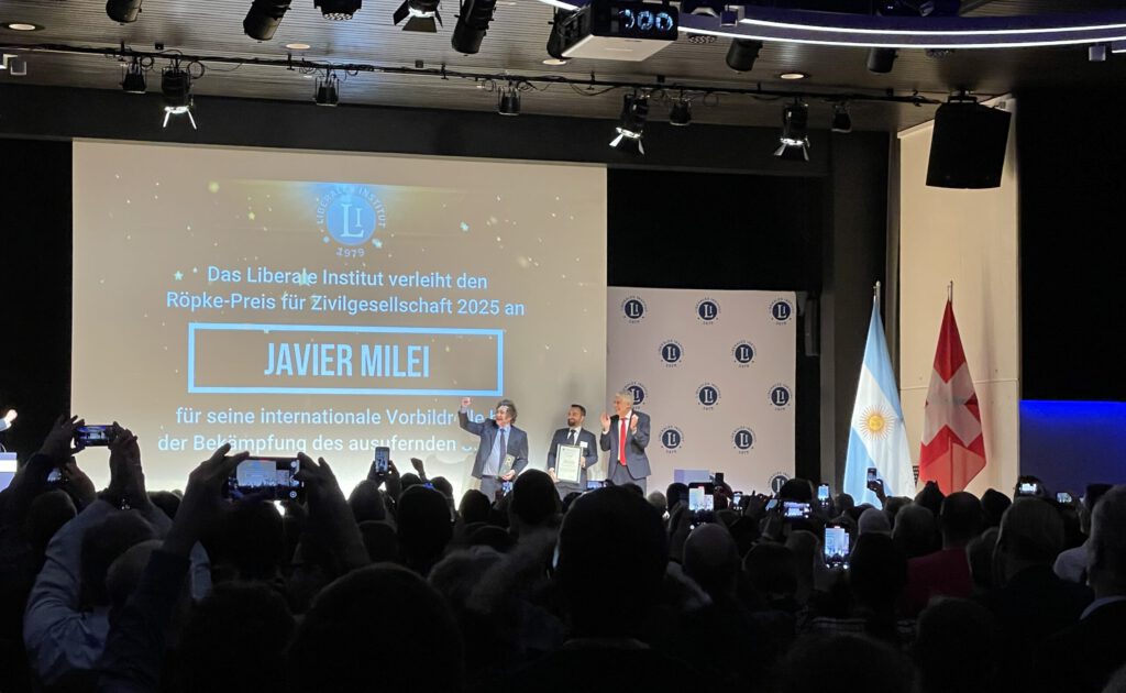 Javier Milei nimmt in Kloten ZH den Röpke-Preis des Liberalen Instituts entgegen