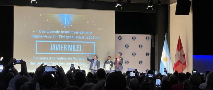 Javier Milei nimmt in Kloten ZH den Röpke-Preis des Liberalen Instituts entgegen