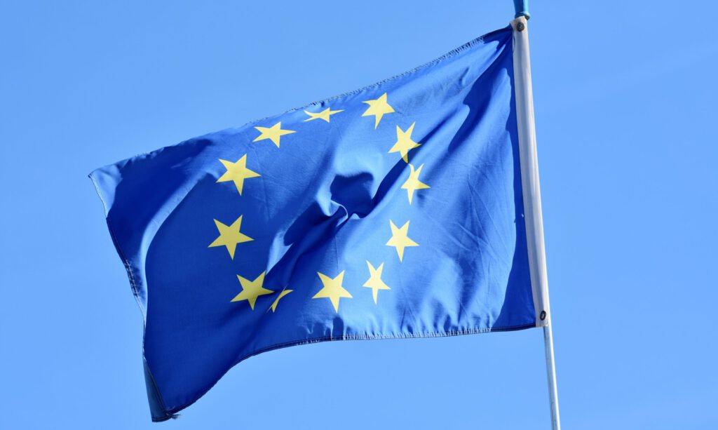 Eine Flagge der EU im Wind