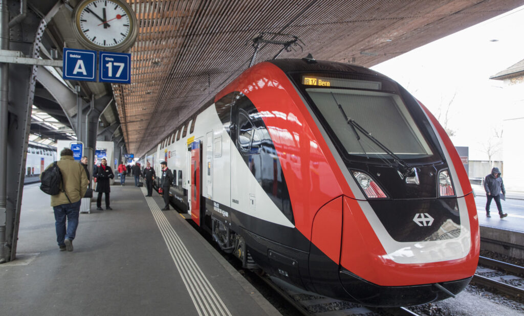 Ein Zug von den SBB am Bahnhof in Zürich