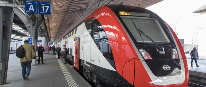 Ein Zug von den SBB am Bahnhof in Zürich