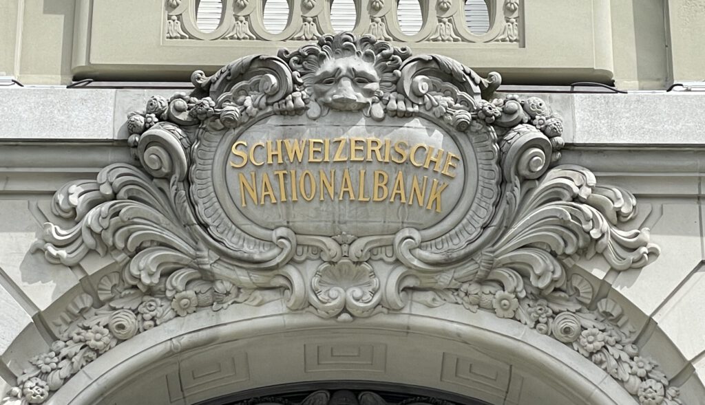 Das Logo der SNB am Hauptsitz in Bern