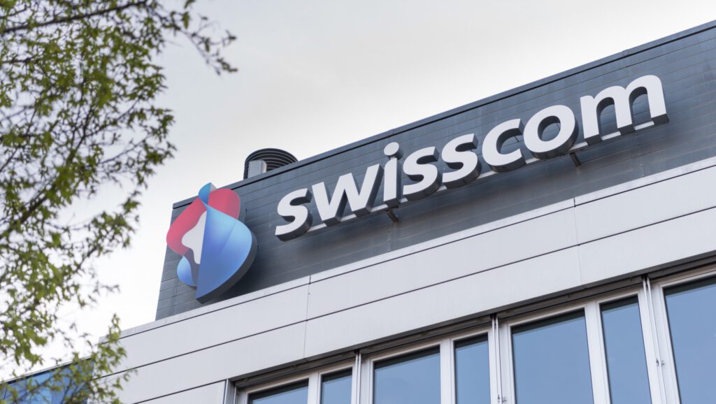 Ein Swisscom-Logo auf einem Gebäude