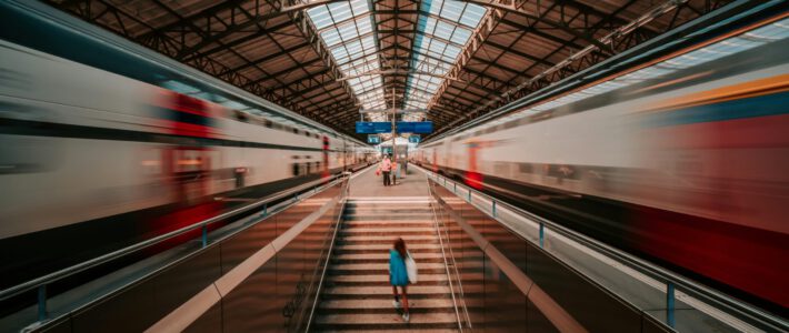 Ein Gleis mit Zügen am Bahnhof in Lausanne