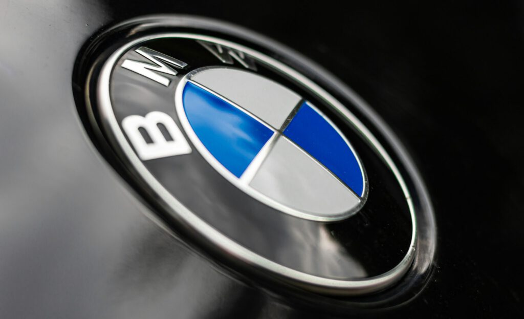 Das berühmte Logo von BMW an einem Fahrzeug