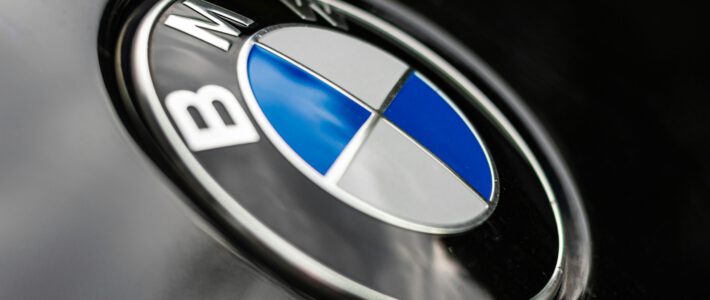 Das berühmte Logo von BMW an einem Fahrzeug