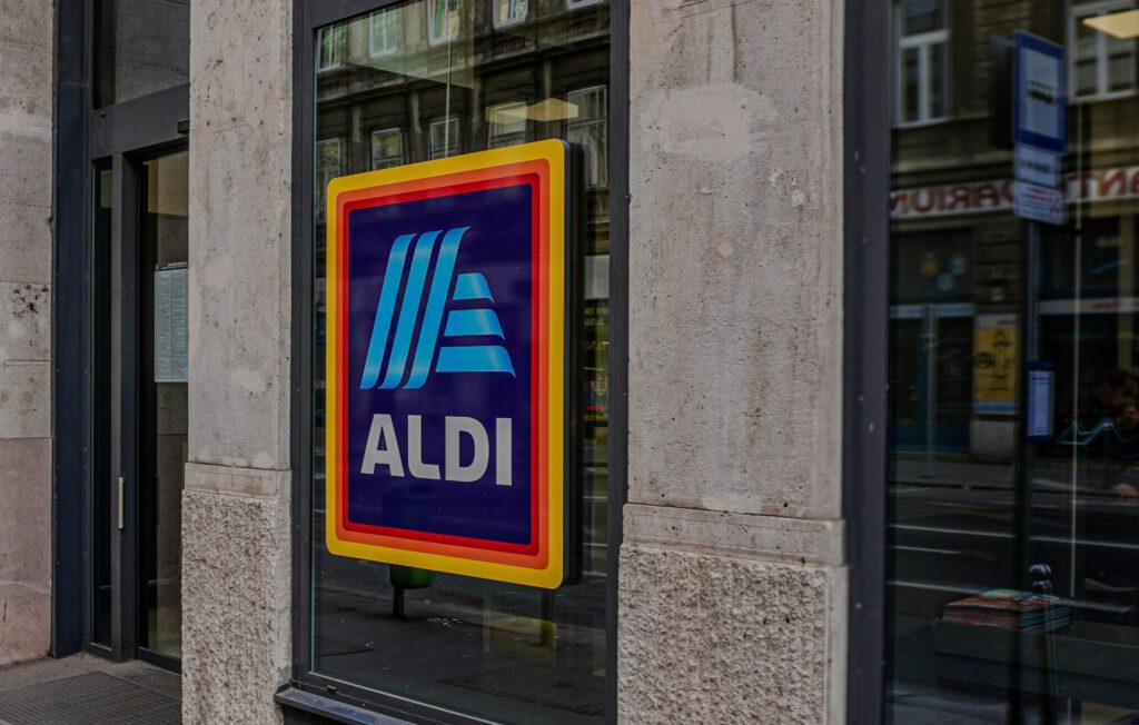 Ein Logo von Aldi an einer Filiale