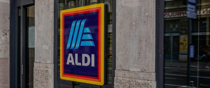 Ein Logo von Aldi an einer Filiale