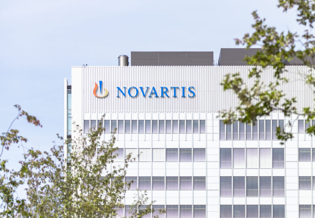 Logo von Novartis an einem Gebäude auf dem Campus in Basel