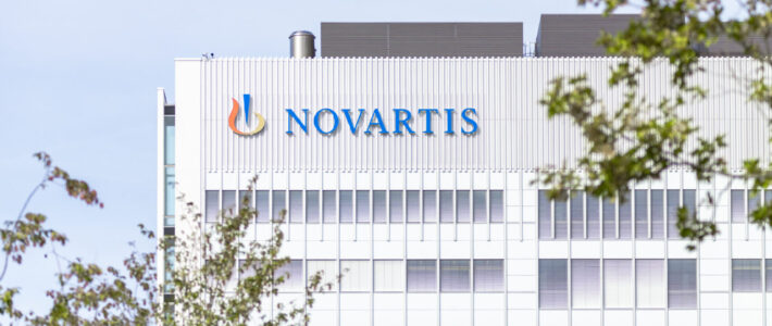 Logo von Novartis an einem Gebäude auf dem Campus in Basel