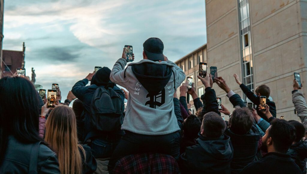 Zahlreiche Menschen filmen ein Ereignis mit ihren Smartphones