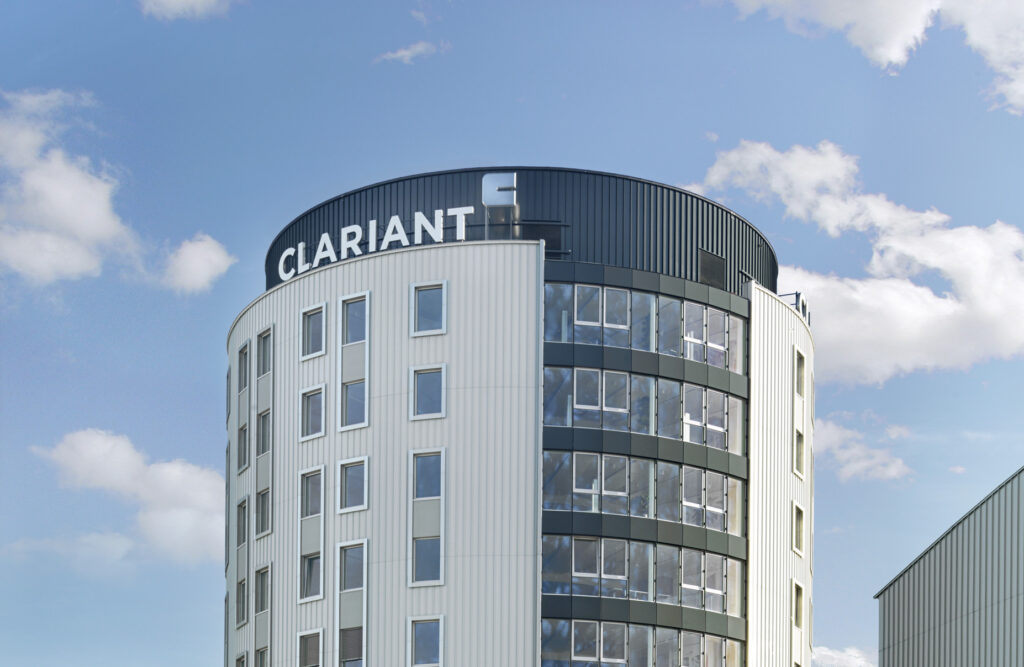 Logo von Clariant an einem Gebäude in Pratteln BL