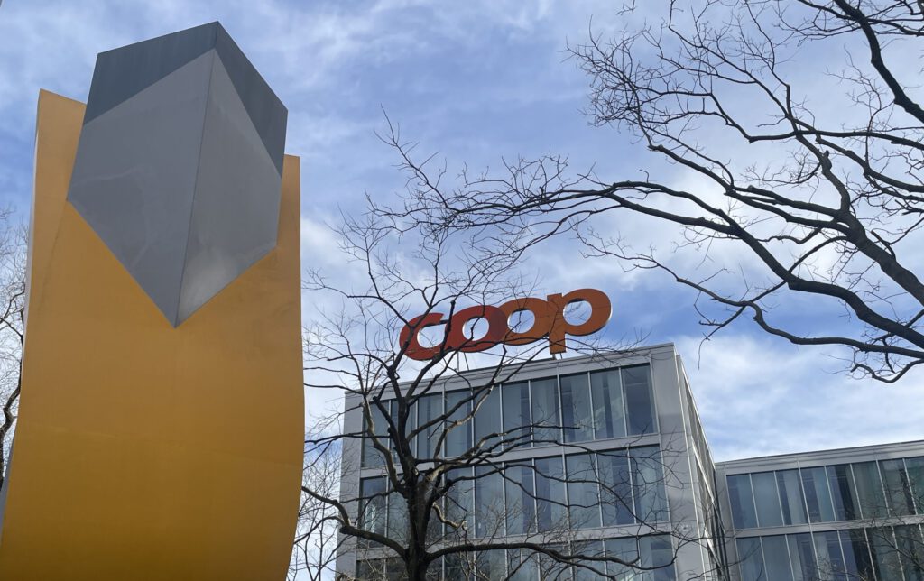 Coop-Logo auf dem Hauptsitz in Basel