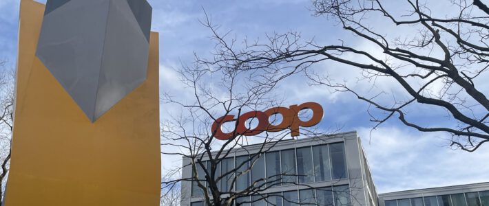 Coop-Logo auf dem Hauptsitz in Basel