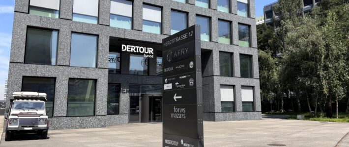 Gebäude mit Logo von Dertour Suisse