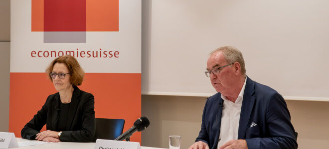 Christoph Mäder und Monika Rühl an der Jahresmedienkonferenz in Bern