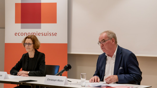 Christoph Mäder und Monika Rühl an der Jahresmedienkonferenz in Bern