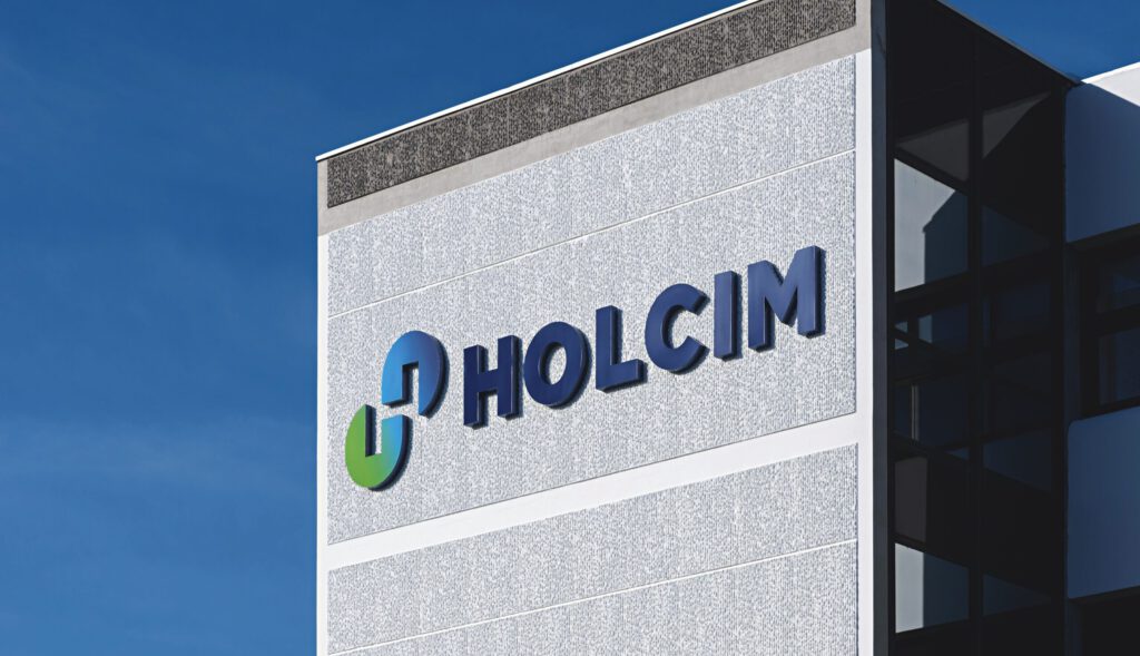 Logo des Zementkonzerns Holcim an einem Gebäude