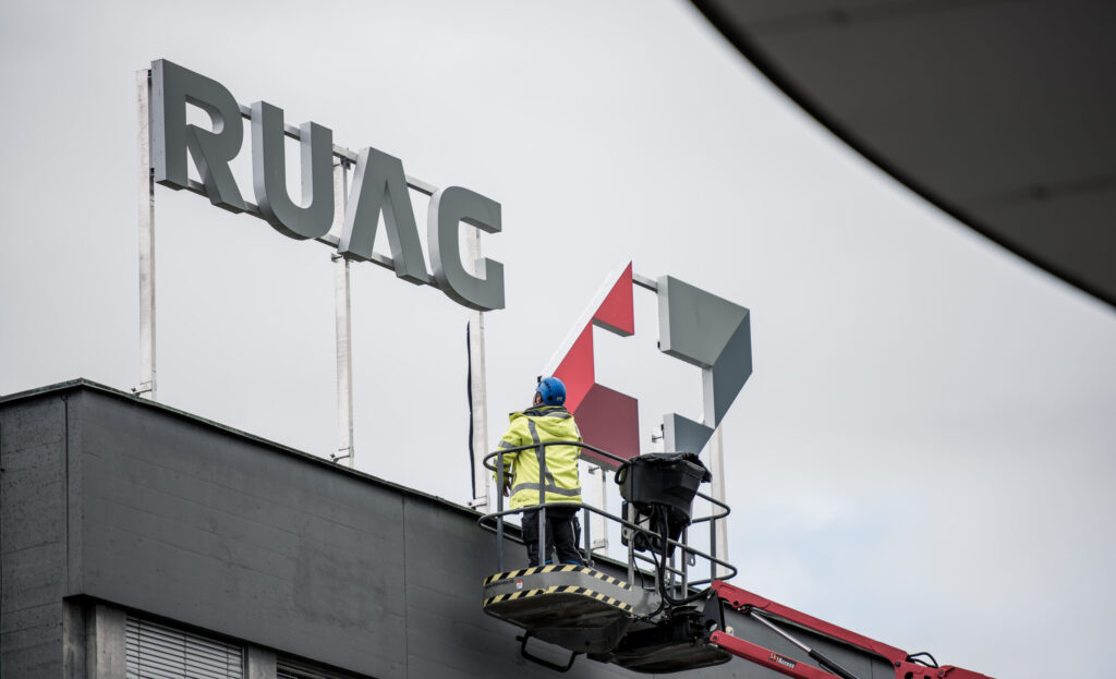 Logo der Ruag auf einem Gebäude in Emmen LU