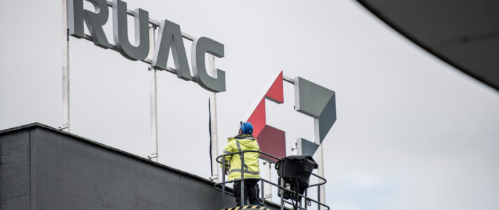 Logo der Ruag auf einem Gebäude in Emmen LU