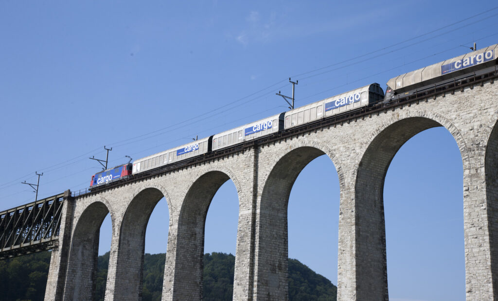 Ein Zug von SBB Cargo auf einer Brücke