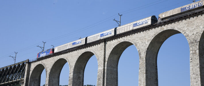 Ein Zug von SBB Cargo auf einer Brücke