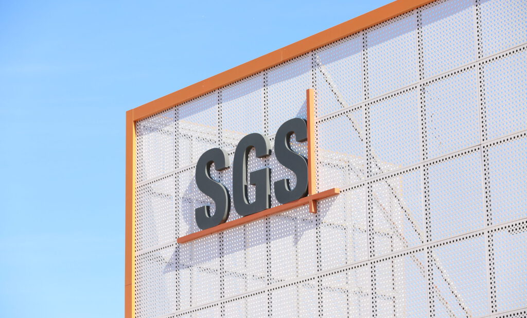 Logo des Warenprüfkonzerns SGS an einem Gebäude