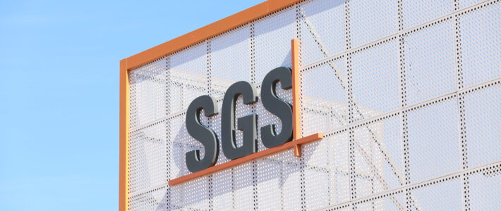 Logo des Warenprüfkonzerns SGS an einem Gebäude