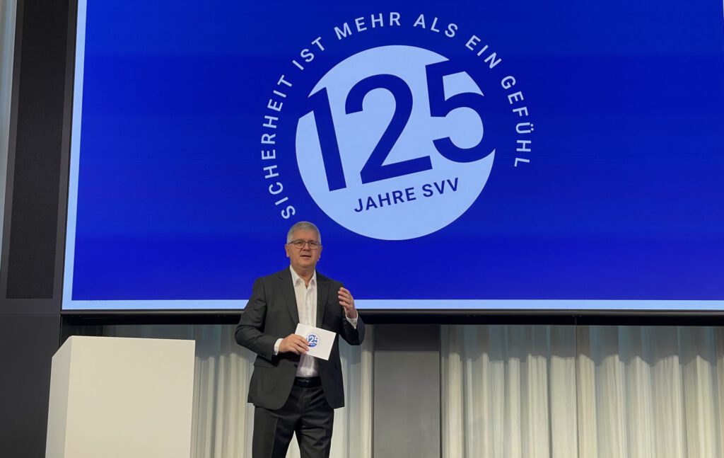 SVV-Präsident Stefan Mäder an der Jahresmedienkonferenz 2025 in Zürich