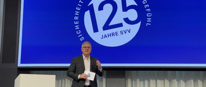 SVV-Präsident Stefan Mäder an der Jahresmedienkonferenz 2025 in Zürich