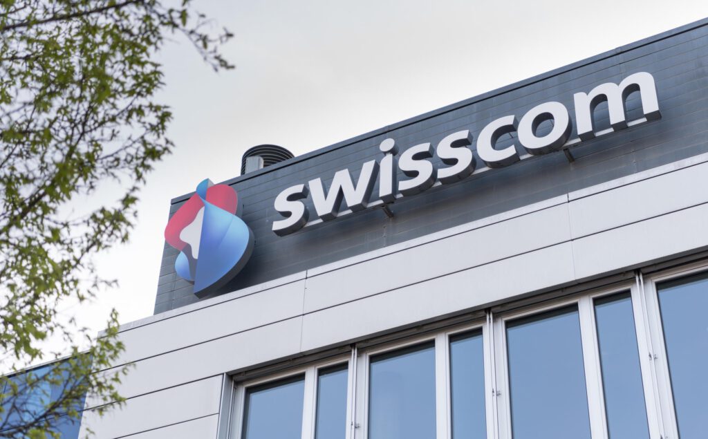 Logo der Swisscom auf einem Gebäude