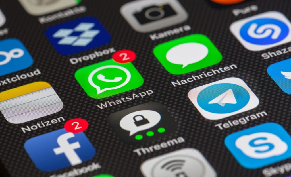 Ikons von Messenger-Diensten wie WhatsApp und Threema