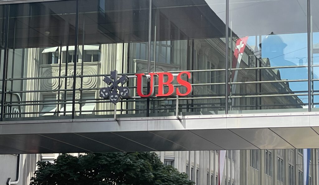 Logo der UBS an einem Durchgang in Zürich bei der Bahnhofstrasse