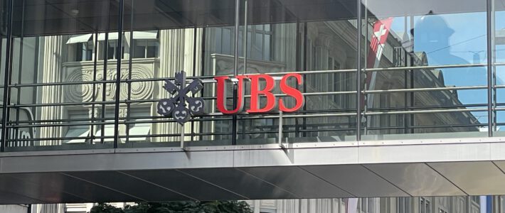 Logo der UBS an einem Durchgang in Zürich bei der Bahnhofstrasse