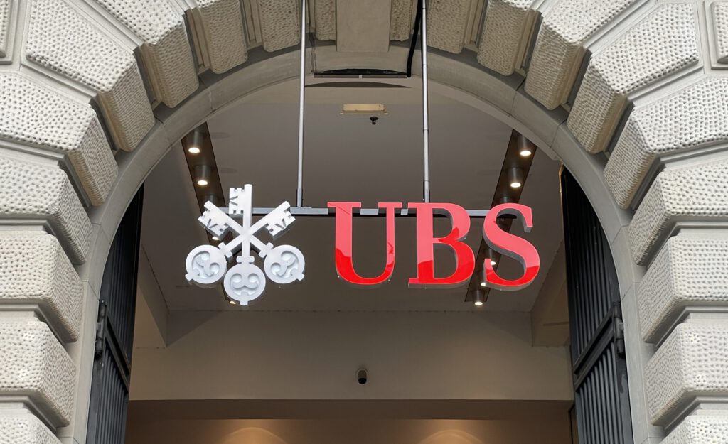 Das Logo der UBS am Zürcher Paradeplatz im Lichthof 8