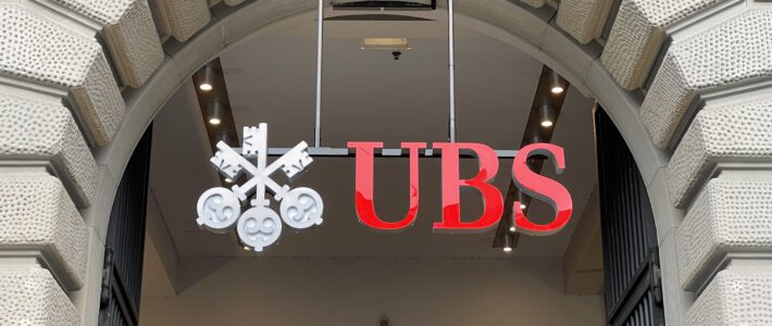 Das Logo der UBS am Zürcher Paradeplatz im Lichthof 8