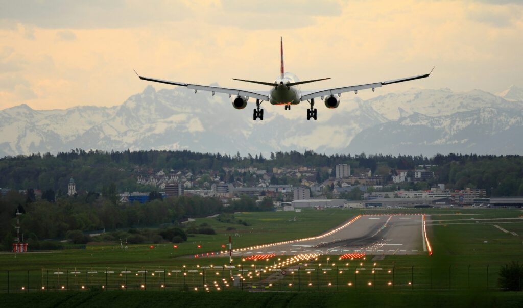 Ein Flugzeug bei der Landung auf einem Flughafen